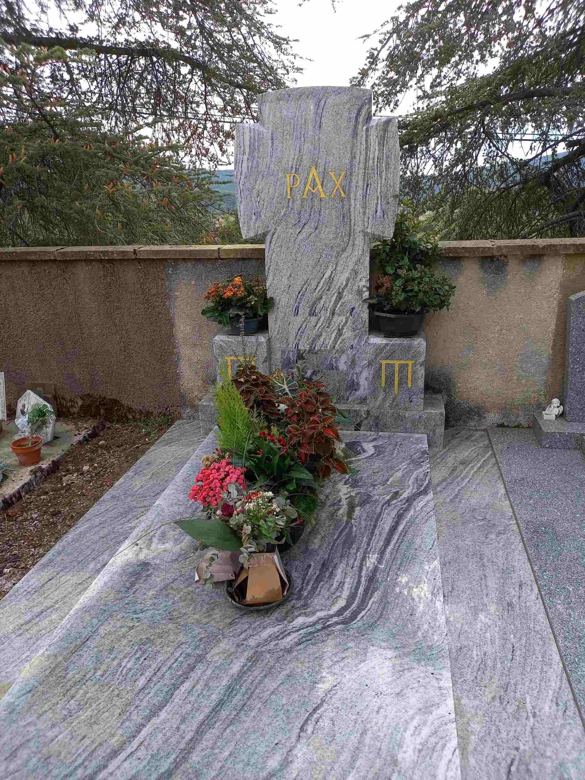 Monument funéraire chrétien en granit gris surmonté d'une stèle en croix gravée PAX