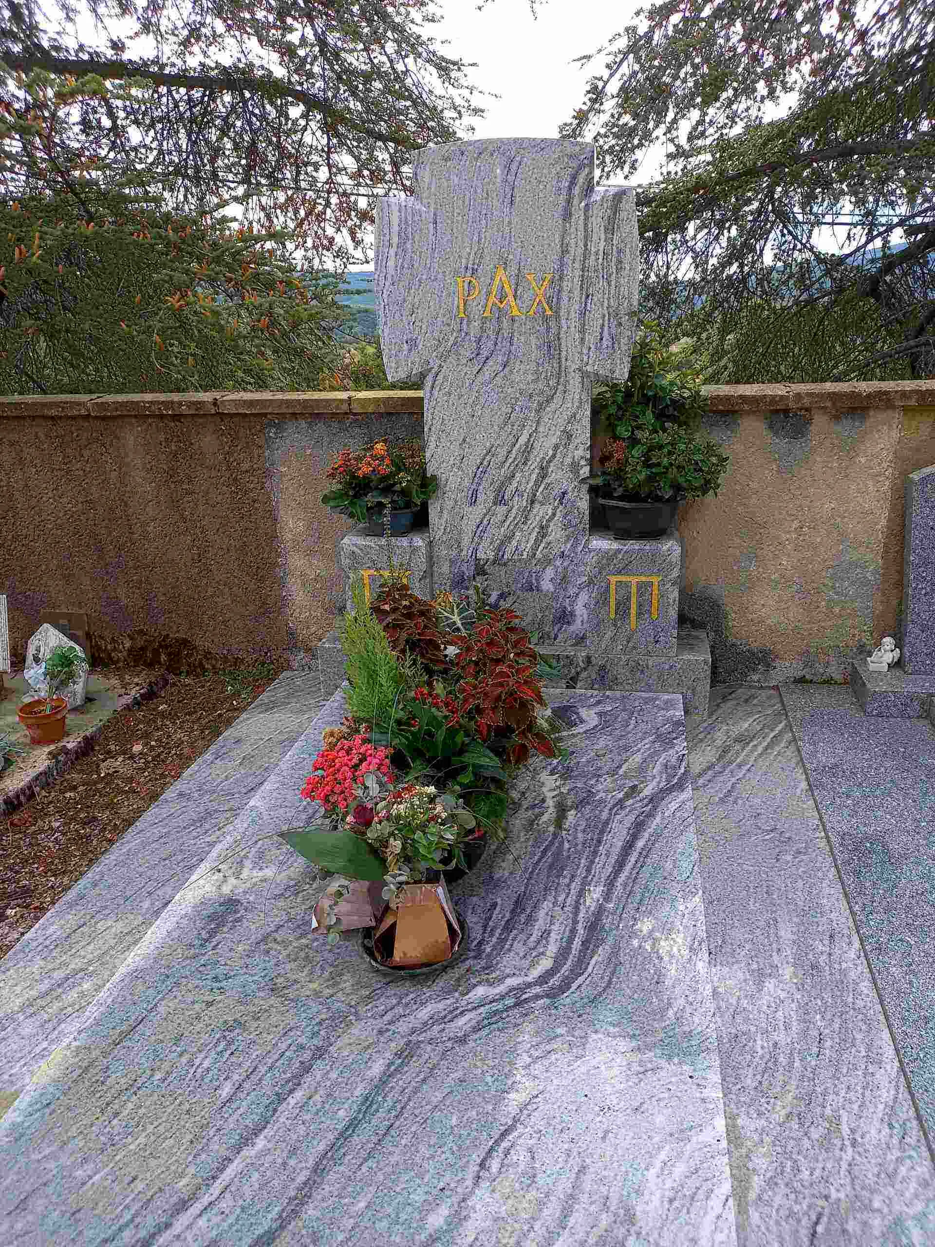 Monument funéraire en granit gris veiné