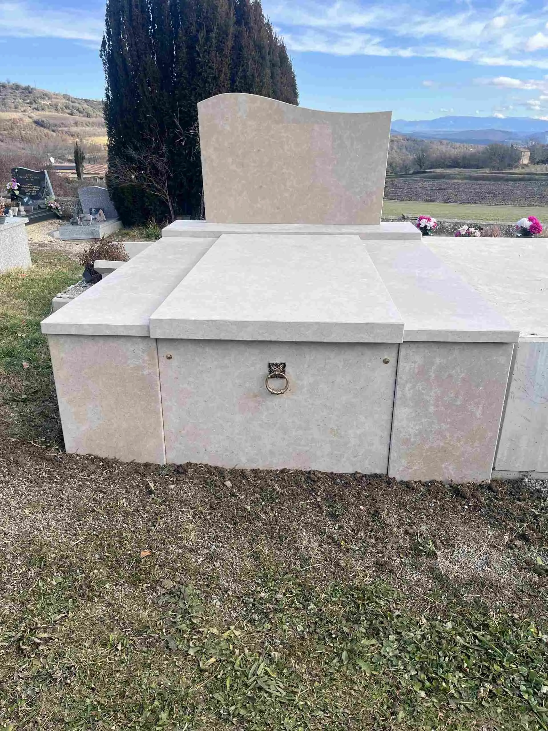 Sépulture moderne épurée en pierre calcaire ou granit