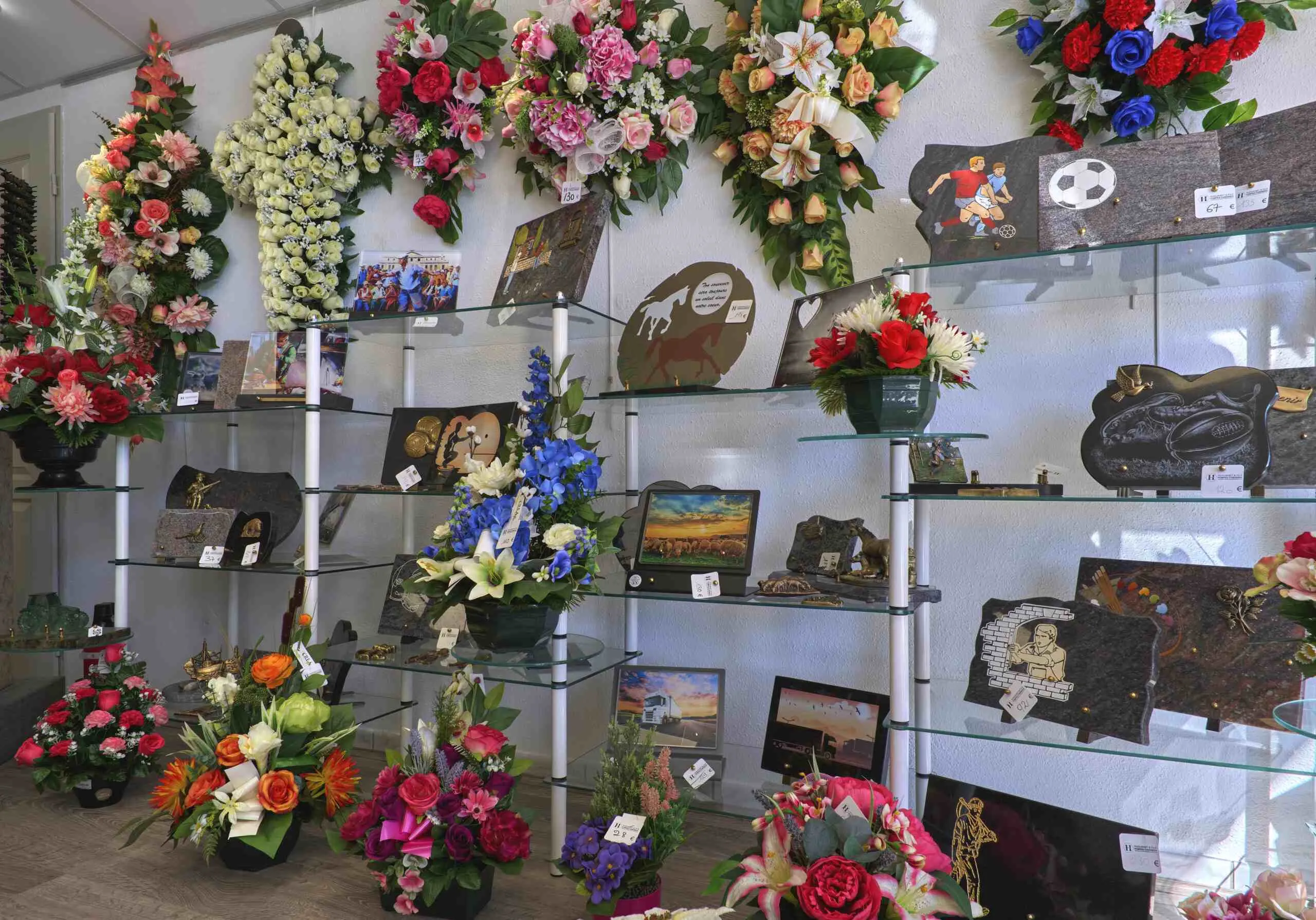 Magasin d'articles funéraires, plaques de deuil et urnes cinéraires