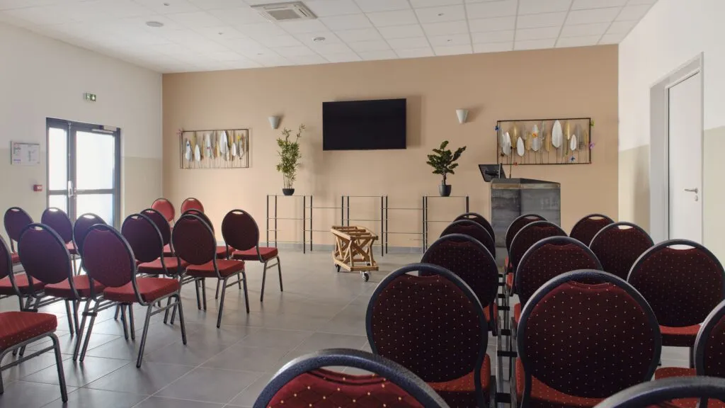 Salle de recueillement et d'hommage pour les obsèques dans notre agence funéraire