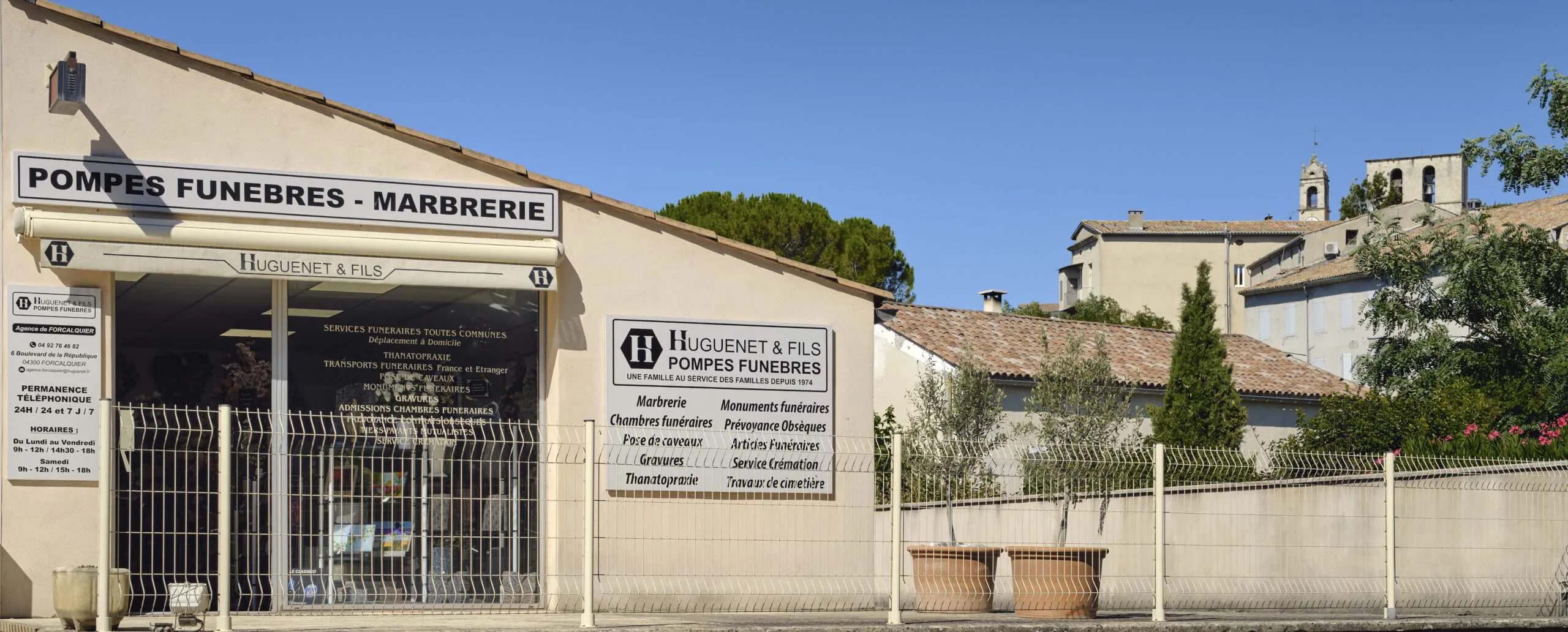 Devanture de l'agence des Pompes Funèbres et Marbrerie Huguenet