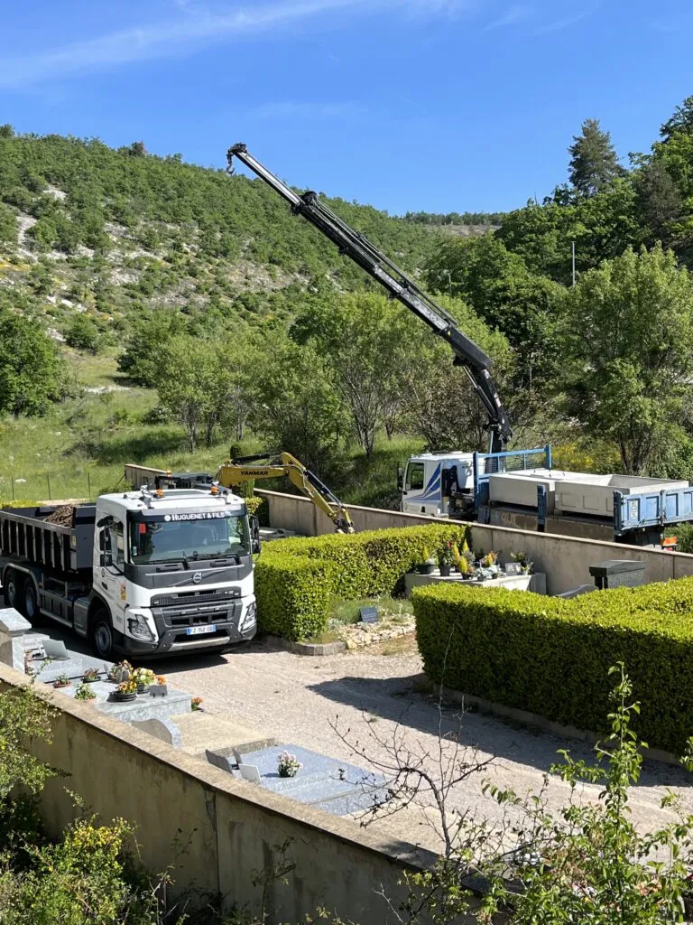 Camions professionnels et grue en intervention