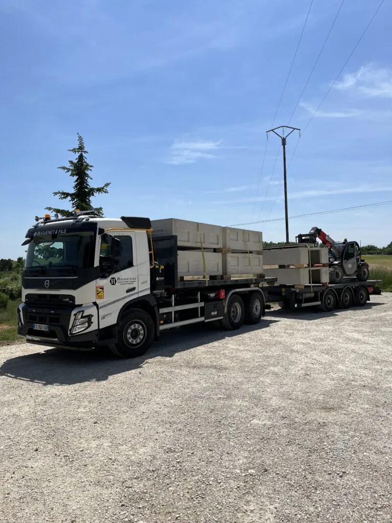 Camion poids lourd transportant des blocs de caveaux en béton