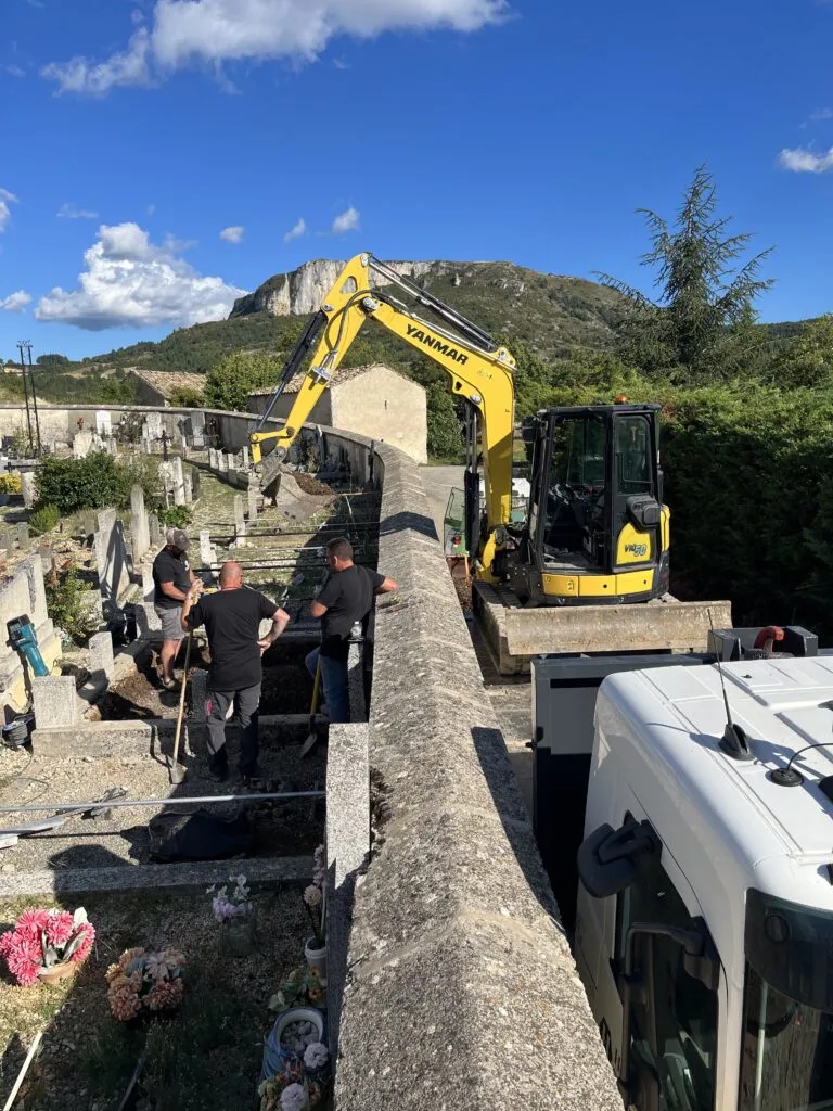 Pose de monuments funéraires par les artisans marbriers Huguenet & Fils