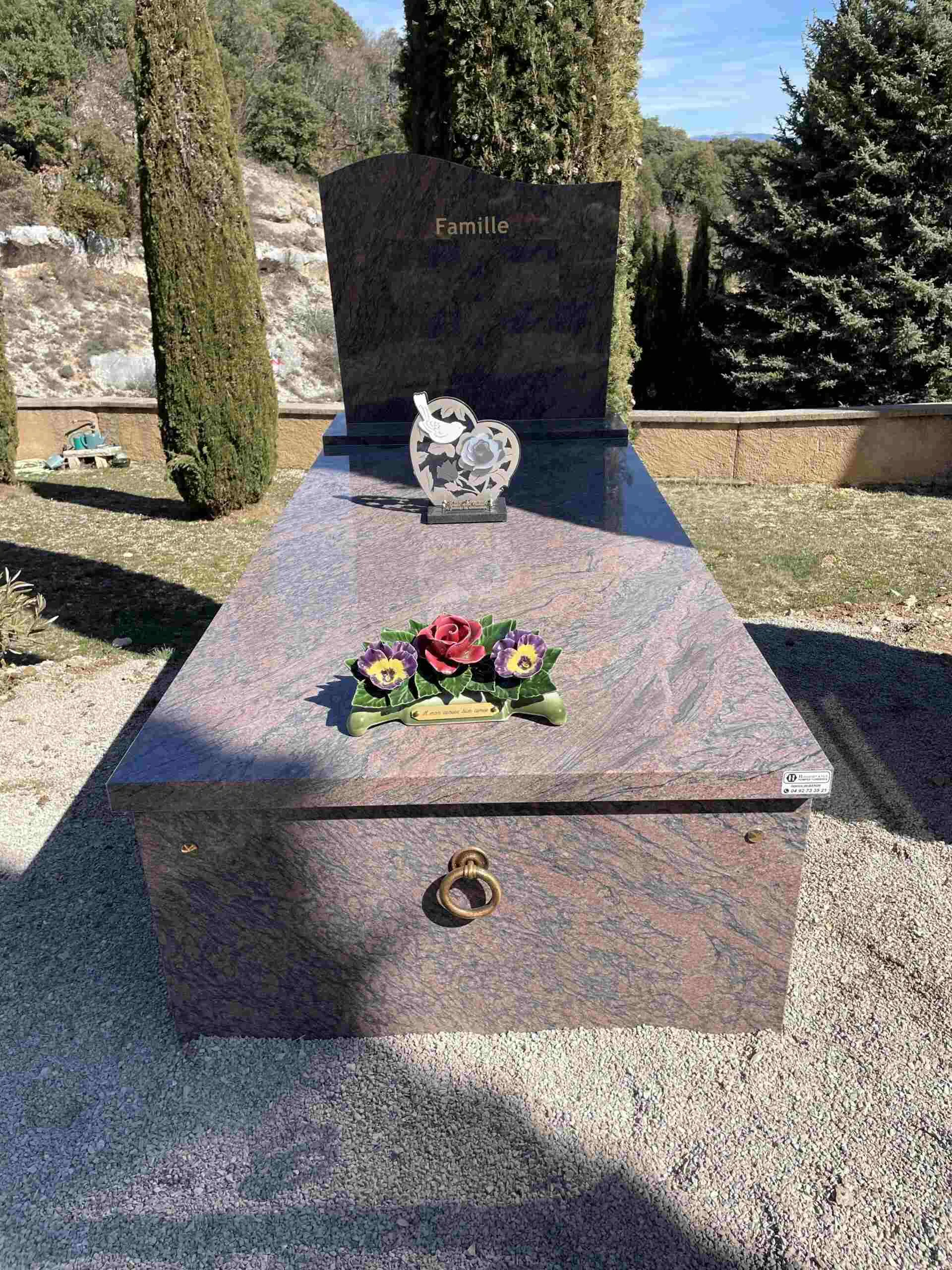 Monument funéraire en granit rose et noir jaspé avec stèle gravée