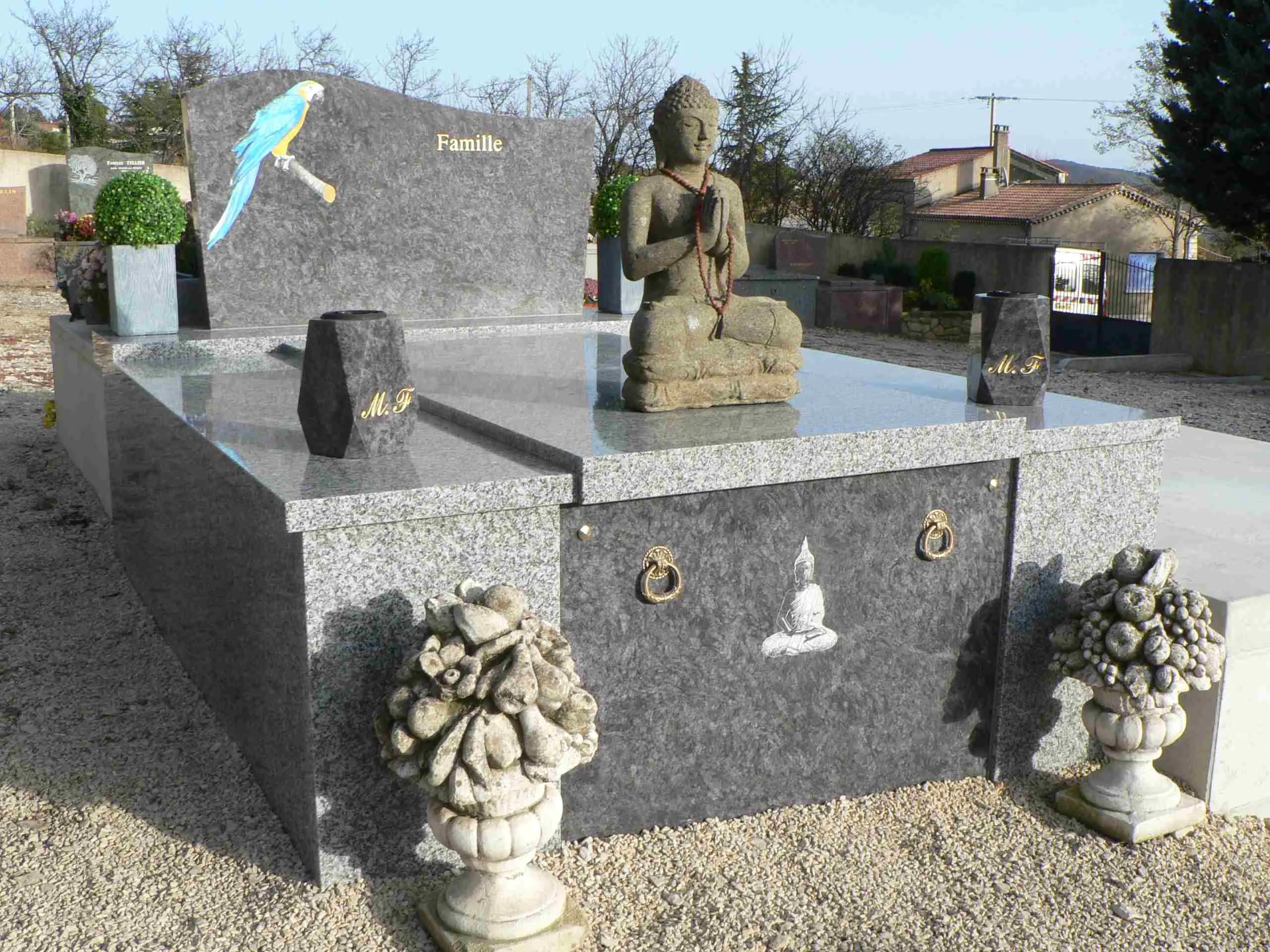 Grand monument funéraire double en granit gris orné d'une statue de Bouddha en pierre